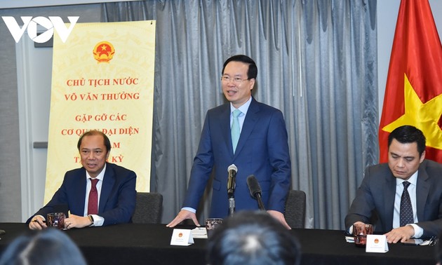 Staatspräsident Vo Van Thuong trifft Mitglieder der vietnamesischen Vertretungen in den USA