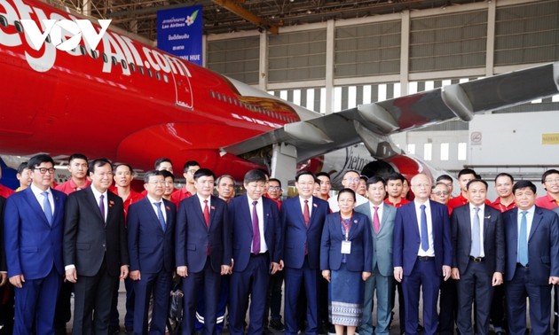  Der Parlamentspräsident bei Unterzeichnung der Zusammenarbeitsvereinbarung zwischen Vietjet Air und Lao Airlines