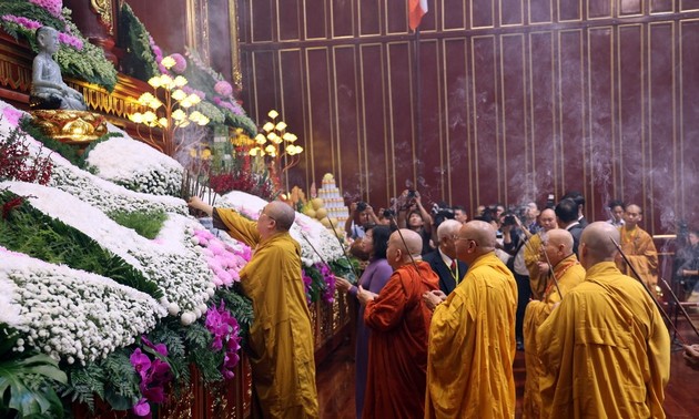 Das Gedenkfest zum 715. Jahrestag des Eintritts von König Tran Nhan Tong in die Nirvana