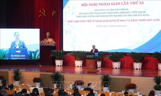 Premierminister Pham Minh Chinh nimmt an Diplomatie-Konferenz teil