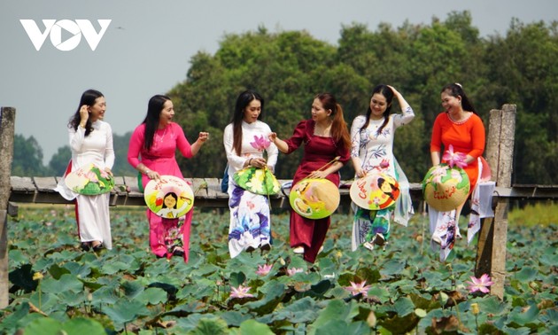 Etwa 5.500 Frauen in Ao Dai nehmen an Parade im Rahmen des Lotus-Festes in Dong Thap teil