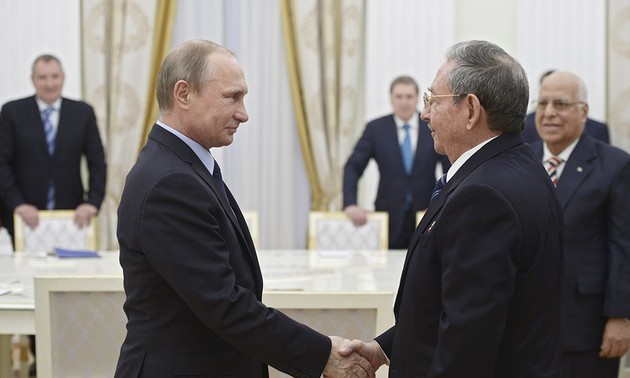 Putin meets with Raul Castro in Moscow   