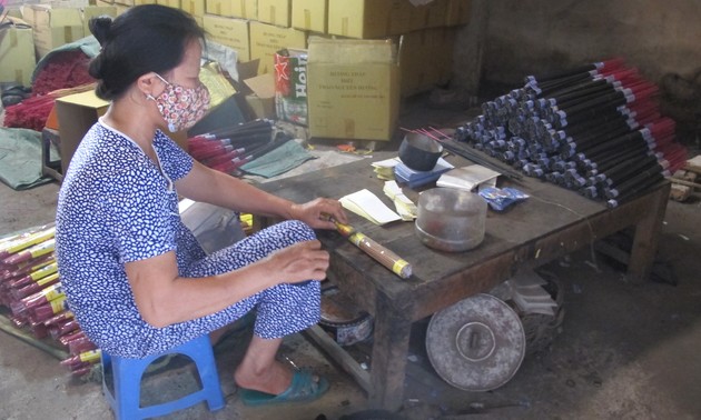 Making incense in Xa Kieu traditional craft village 