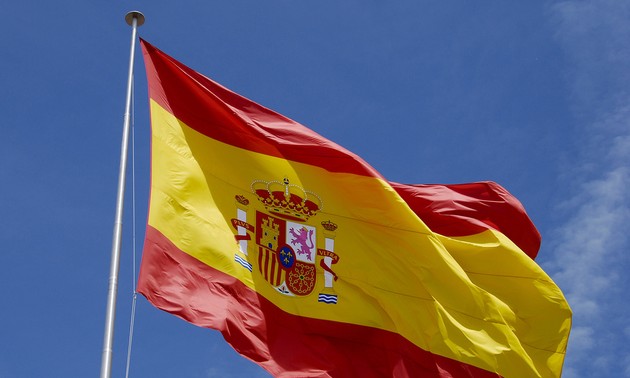 Dirigentes vietnamitas felicitan a España por Día Nacional