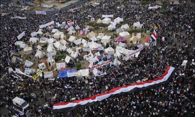 Egipcios se manifiestan de nuevo contra decreto presidencial 