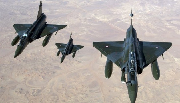 Francia prosigue su ofensiva aérea en Mali para frenar el avance salafista
