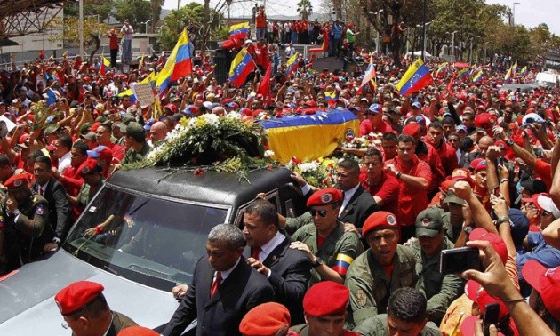 Venezolanos despiden al presidente Hugo Chávez