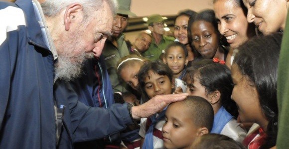 Fidel Castro reaparece en público para inaugurar una escuela en La Habana