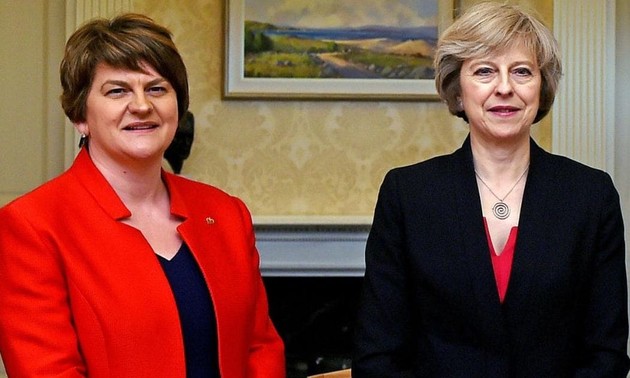 Theresa May busca alianza con el Partido Unionista Democrático