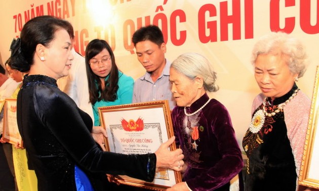 Entregan Títulos de Reconocimiento de Méritos a familias de unos 500 mártires vietnamitas 