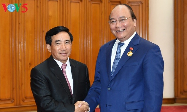 Primer ministro de Vietnam recibe al vicepresidente laosiano