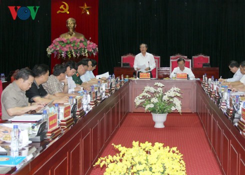 Dirigentes parlamentarios vietnamitas visitan provincias afectadas por inundaciones