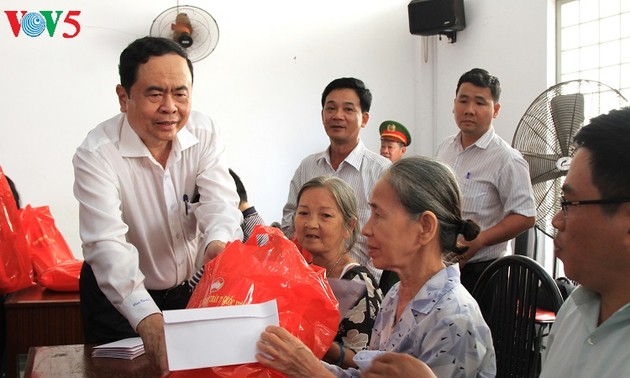Ayudan a familias pobres vietnamitas