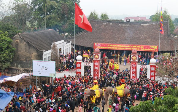 Procesión de elefantes de papel de aldea de Dao Xa