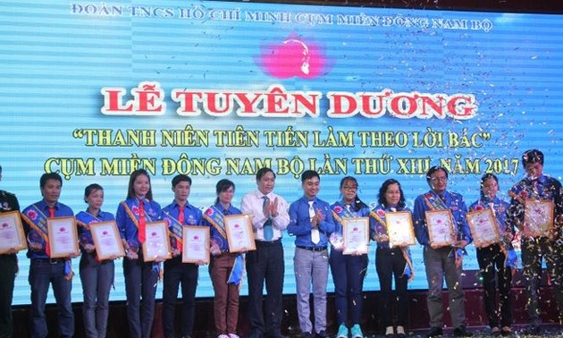 Honran a jóvenes sobresalientes en seguimiento de enseñanzas de Ho Chi Minh