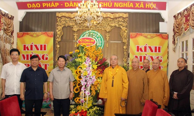 Altos funcionarios vietnamitas felicitan a la comunidad budista nacional por el Vesak 2018