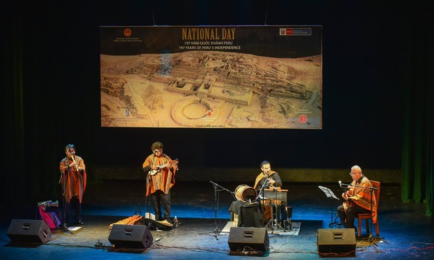 La música folclórica de Perú conquista al público de Hanói