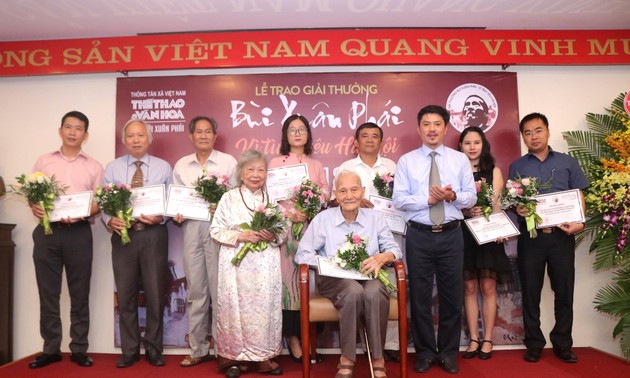 Entregan premios del concurso “Bui Xuan Phai - Por el amor a Hanói”