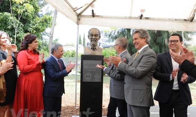 Inauguran un busto del presidente Ho Chi Minh en Guadalajara, México