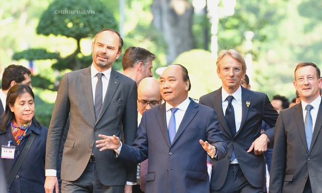 Primer ministro de Vietnam recibe a su homólogo francés