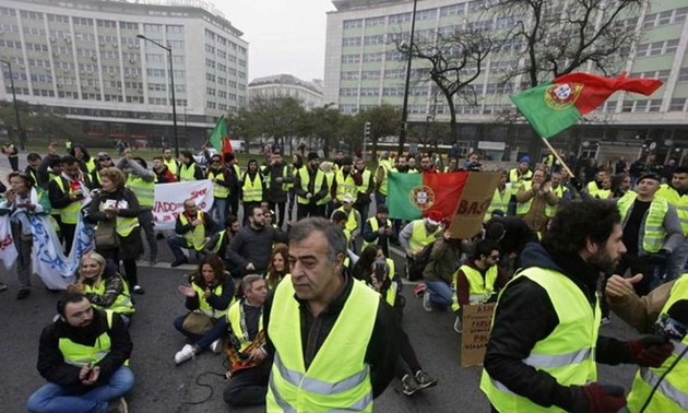 Campañas de “chalecos amarillos” se extienden a Reino Unido y Portugal