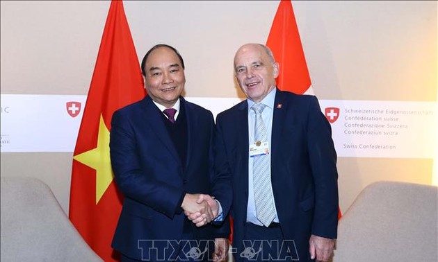 Premier de Vietnam concluye su agenda en Davos