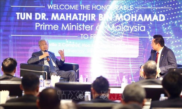 Primer ministro malasio comparte experiencias en transformación digital con Vietnam