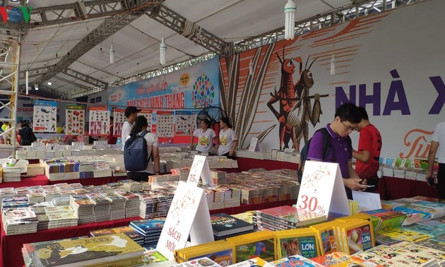 Inauguran VI Feria del Libro Hanói