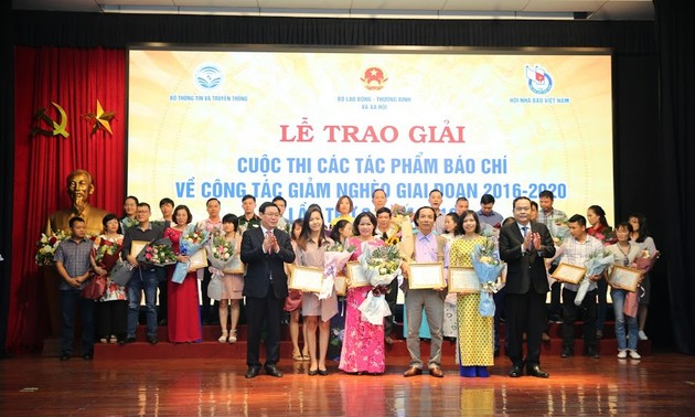Premian obras periodísticas sobre la reducción de la pobreza en Vietnam