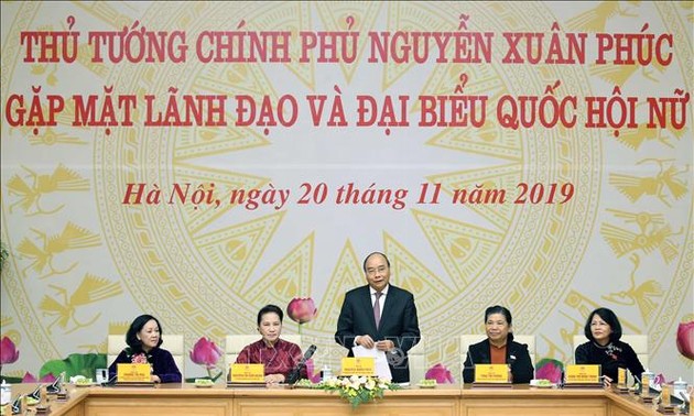 Premier vietnamita se reúne con las dirigentes y diputadas nacionales