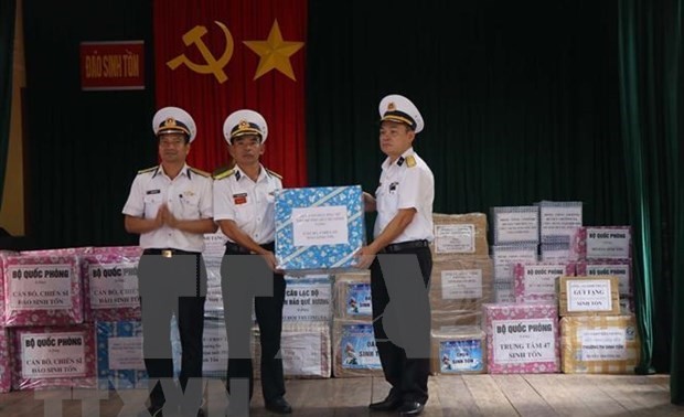 Entregan regalos de Tet a soldados en archipiélago vietnamita de Truong Sa