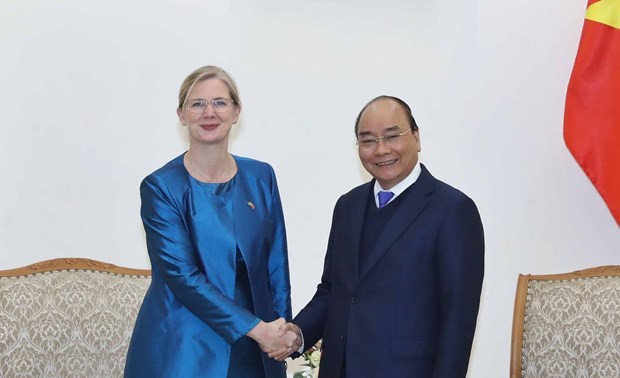 Premier vietnamita sostiene encuentros con embajadores de Suecia y Francia