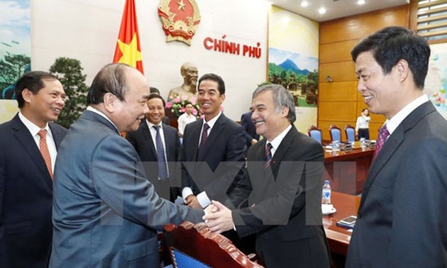 Premier vietnamita se reúne con embajadores y jefes de misiones diplomáticas recién nombrados