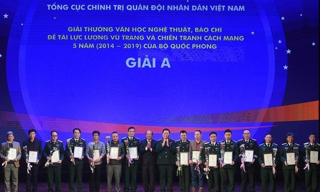 Entregan premios a obras literarias y periodísticas destacadas sobre el Ejército y la Revolución vietnamitas