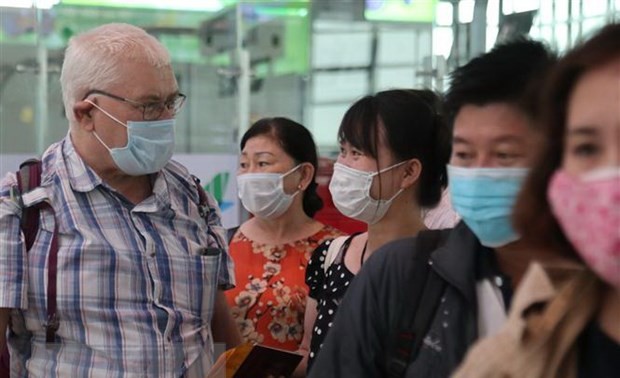 Obligan a ciudadanos vietnamitas y extranjeros a llevar puestos mascarillas en lugares públicos