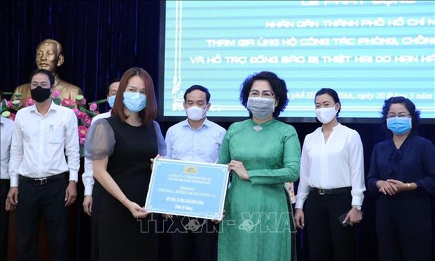 Empresas y ciudadanos vietnamitas hacen donaciones para enfrentar Covid-19 y desastres naturales