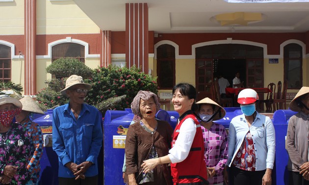 Unicef entrega paquetes de ayuda de emergencia a localidad vietnamita