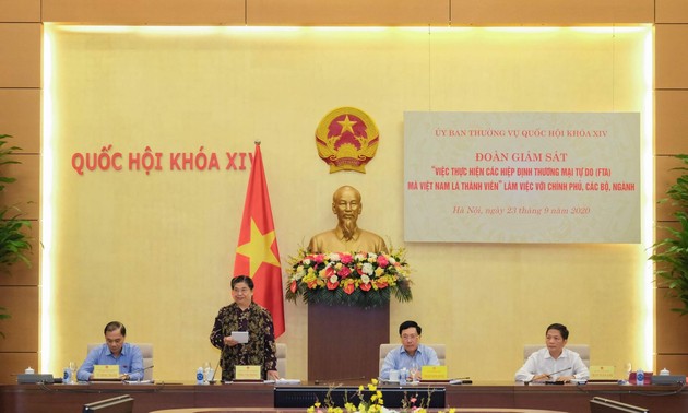 Asamblea Nacional y Gobierno de Vietnam se reúnen para abordar tema de tratados de libre comercio