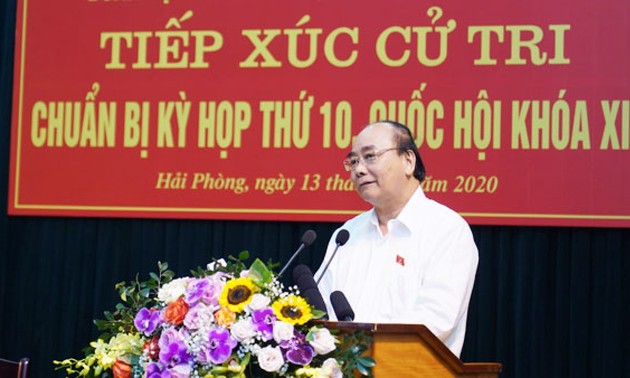 El primer ministro Nguyen Xuan Phuc dialoga con el electorado de Hai Phong