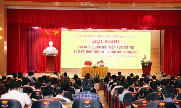 Líderes del Partido Comunista y el Parlamento de Vietnam se reúnen con electores