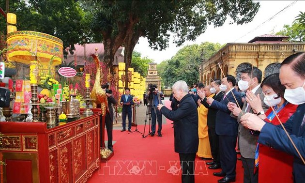 El máximo dirigente político de Vietnam rinde tributos en la Ciudadela Imperial de Thang Long