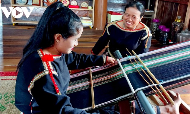 Mujeres de Dak Lak preservan y promueven el tejido de brocado tradicional