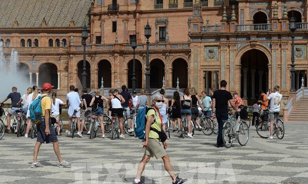 España prevé abrir sus puertas al turismo internacional