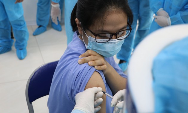 Más de 10 mil vietnamitas inyectados con vacuna contra el covid-19