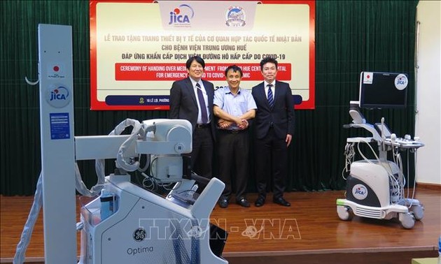 Japón dona equipos médicos para apoyar la prevención y el control del covid-19 en Vietnam