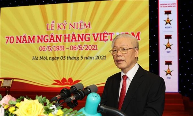 Líder del Partido Comunista de Vietnam exhorta mayores aportes del sector bancario al desarrollo económico