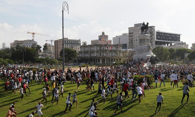 Presidente cubano acusa a Estados Unidos de provocar las protestas en la isla
