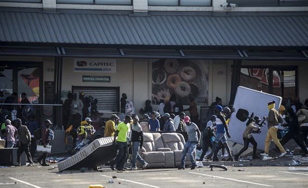 UA condena los disturbios en Sudáfrica