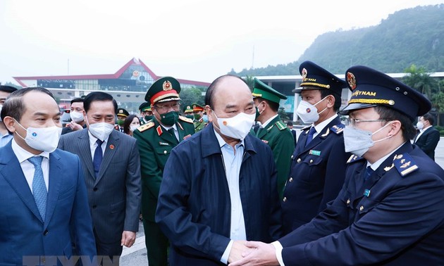 Presidente vietnamita revisa la seguridad en puerta fronteriza internacional 