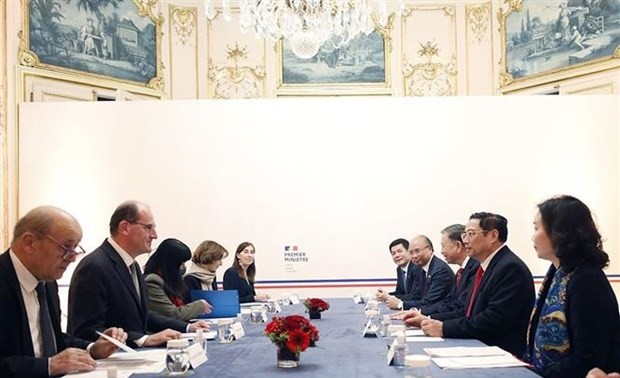 Primer ministro Pham Minh Chinh se reúne con su homólogo francés